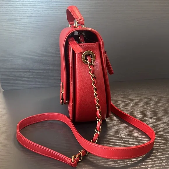 SOLD!❌ Chanel Red Calfskin Coco Curve Flap Medium - Picture 4 of 17